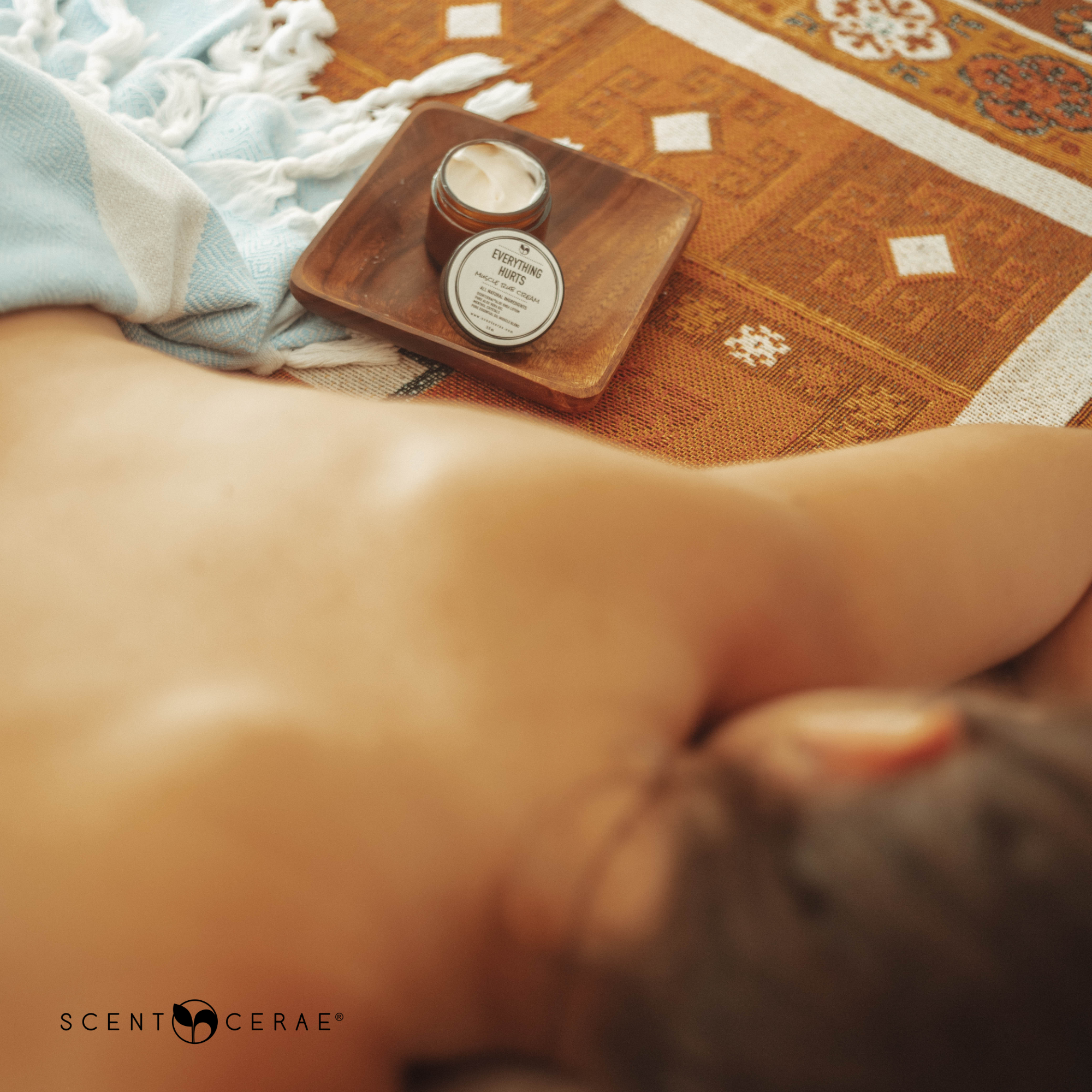 EVERYTHING HURTS Muscle Rub sur pot de crème